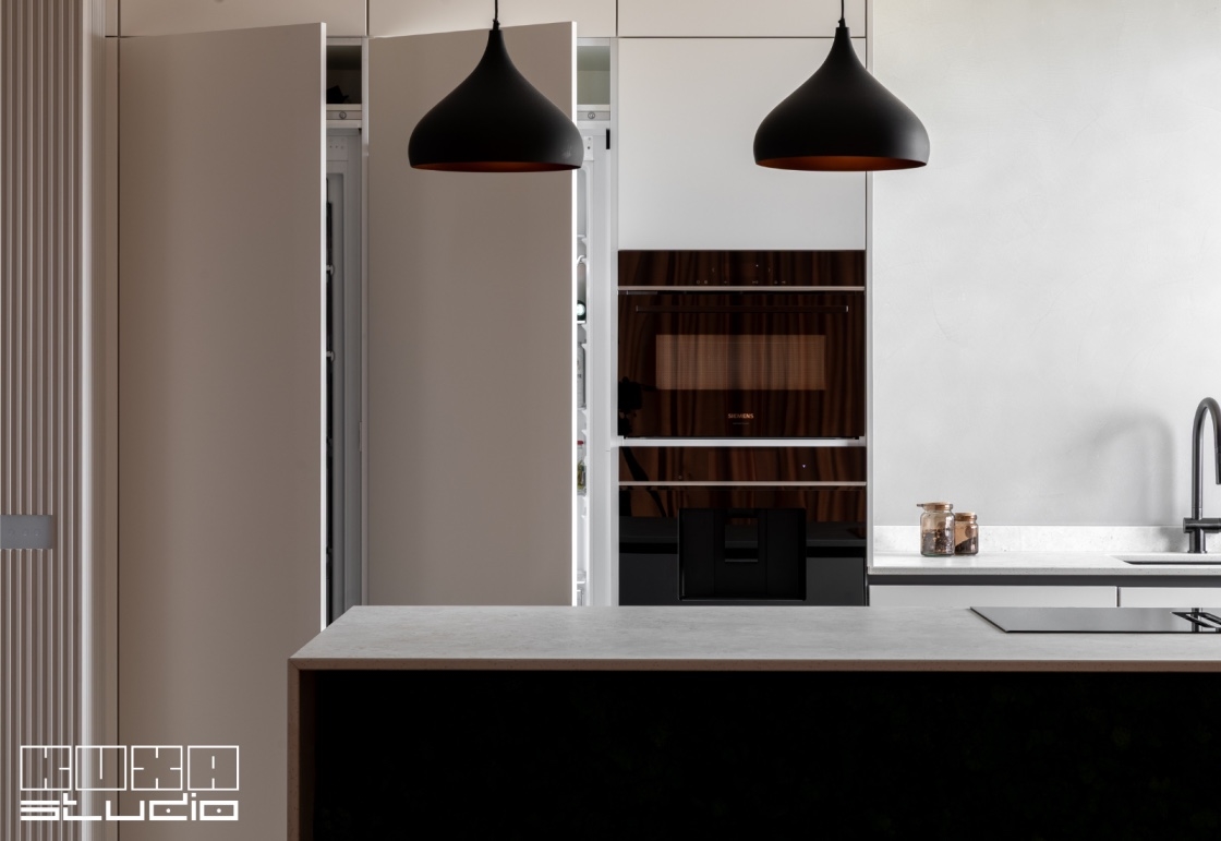 Cuptor și cafetieră incorporate la semiînălțime